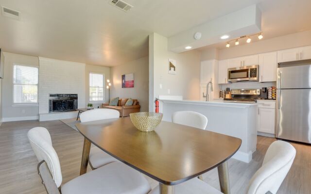 6 Mi to At&t Stadium: Grand Prairie Apt w/ Balcony
