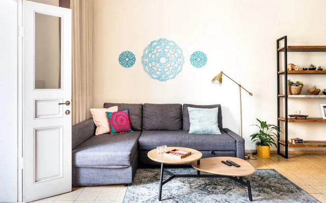 Pink & Blondie ApartHotel - by Loginn