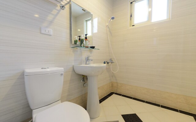 Lan Bai Tou - Train Station B&B
