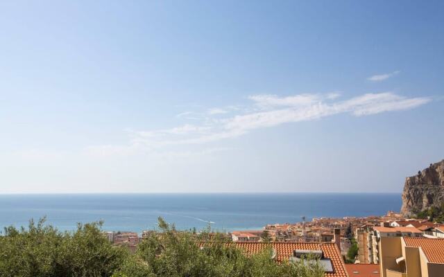 Spacious 4 Bedroom Apartment With Terrace And View