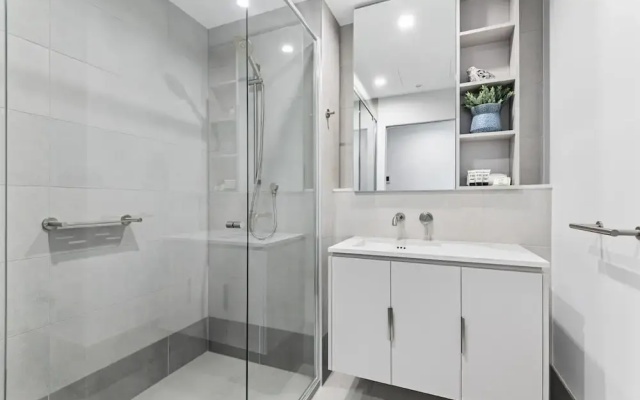 Elegant 1-bed by Shops With Rooftop Swimming Pool