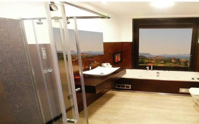 Posh Villa With Pool, Garden & Ocean Views in Sansenxo