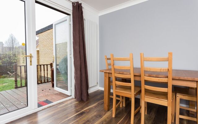 3 Bedroom House near Colliers Wood Sleeps 6