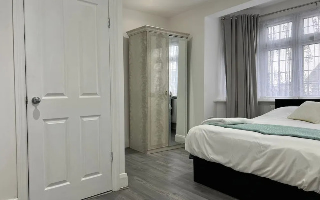 Inviting 2-bed Apartment in Ilford