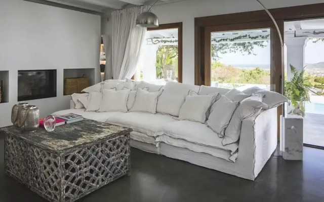 Impressive Holiday Home With Views