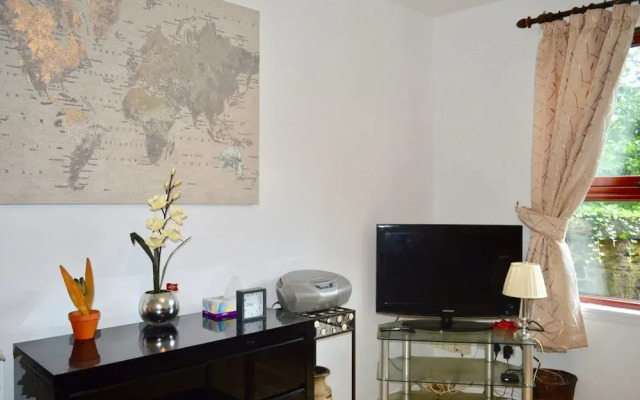 Spacious 2 Bedroom Ground Floor Flat in Leith