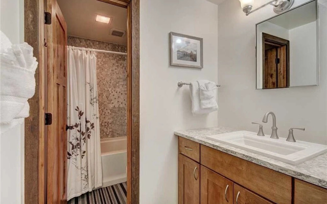 Invitingly Furnished 1 Bedroom - Miner's Candle 4