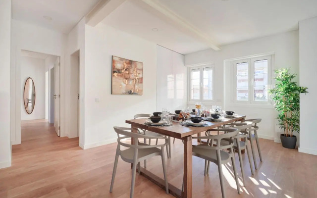 Deluxe Apt at Amazing Prime Location, By TimeCooler