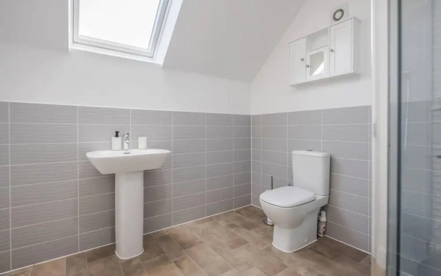 tms Cheerful 5bdr House! Thurrock! Free Parking!