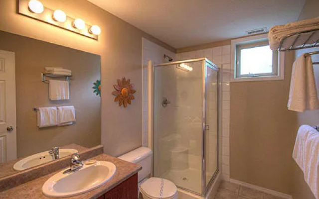 Pinnacle Pointe Resort by kelownacondorentals