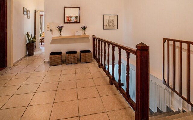 Gorgeous Holiday Home in Arhanes with Balcony