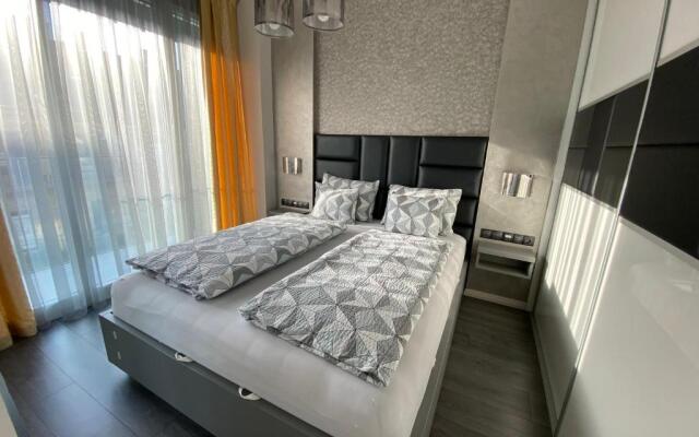 Noir Silvery Apartman