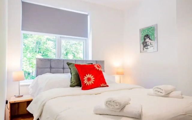 Host Stay Croydon Road Apartment