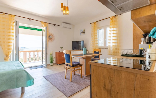 Mare-More studio w balcony and beach front and view