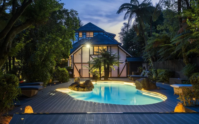 Hana Lodge