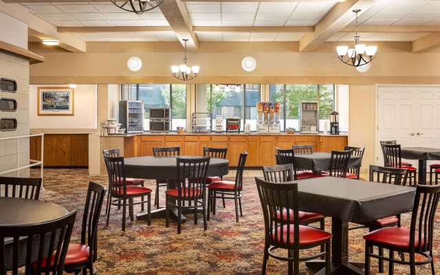 AmericInn by Wyndham La Crosse Riverfront-Conference Center