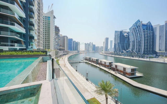 Urban Skyline City Comfort Studio