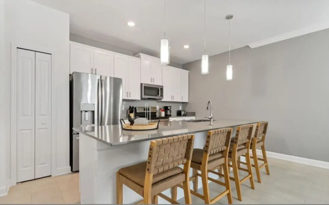 Amazing 4bdr House Storey Lake