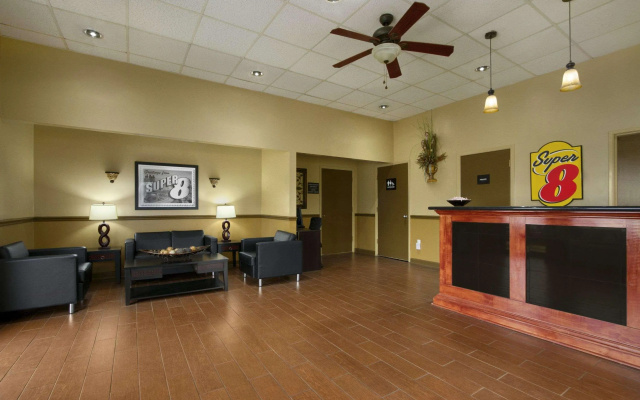 Super 8 Tupelo Airport