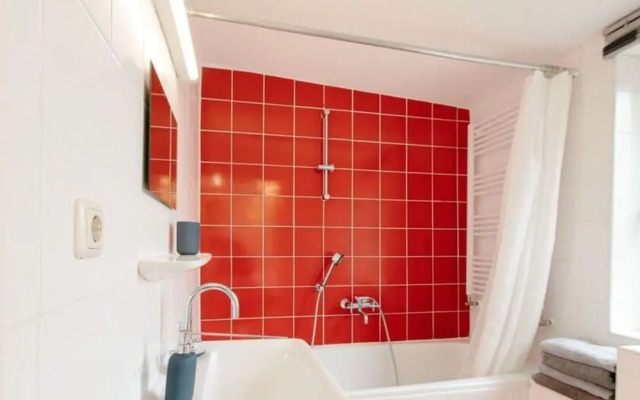 Bauhaus Holiday Apartment by the Lake