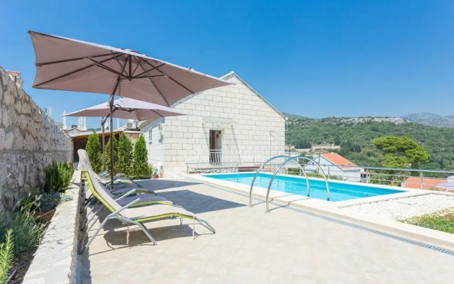 Romantic apartment for 2 with pool and grill
