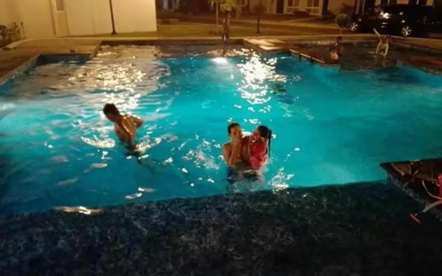 Casa con alberca y laguna