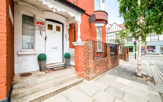 OYO TamTam Acton Hotel