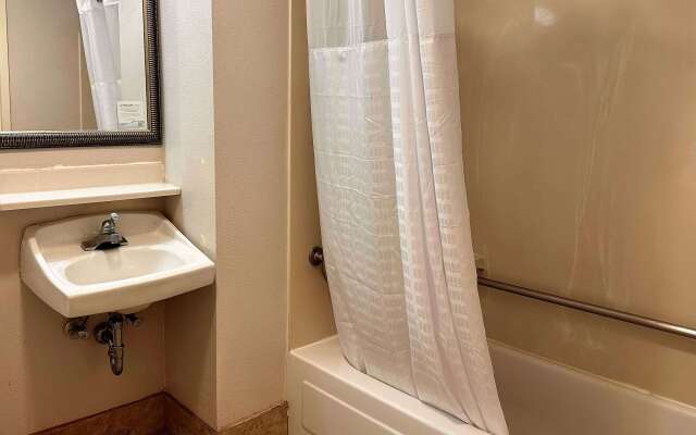 Travelodge by Wyndham Fort Wayne North