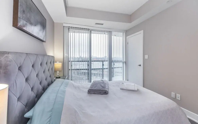 Exquisite Luxury 1 Bedroom + Den With Parking