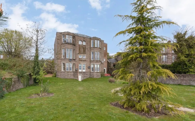 Roseangle - Spacious Family Apartment With South Facing Garden