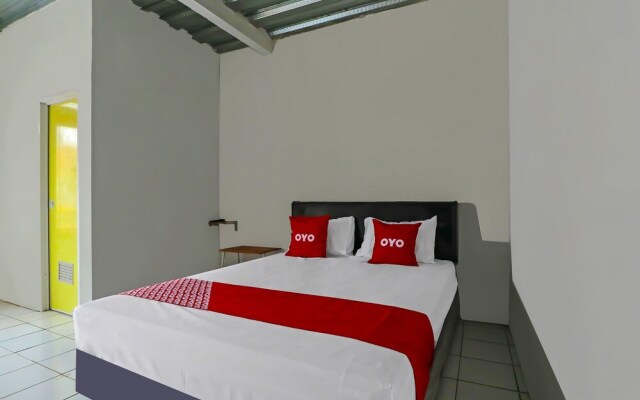 OYO 90809 Homestay Black Pink Merah Jambu Syariah