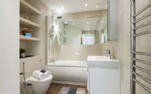 Stunning  Queensway Apartment - SGS