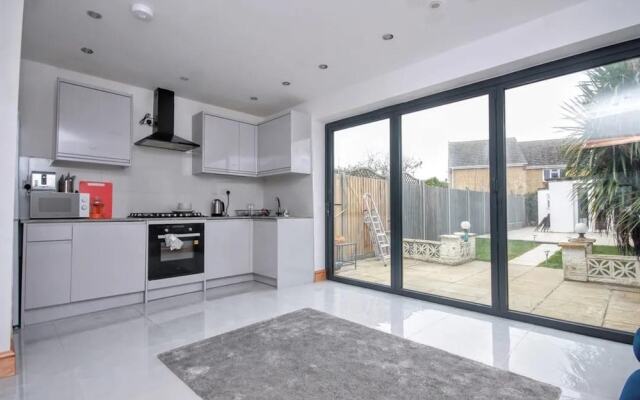 Spacious 3-bed House in Brighton With Parking