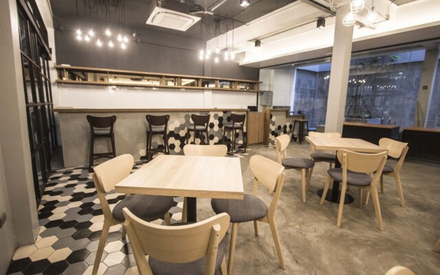 Super OYO 426 All Day Hostel @ Sukhumvit