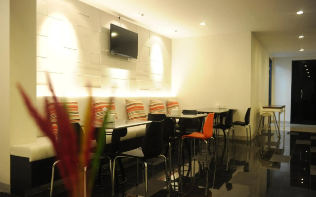 Leenova Hotel