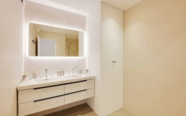 Charming Apt With AC & Balcony