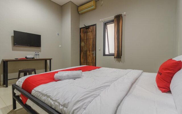 RedDoorz near Puri Indah Mall