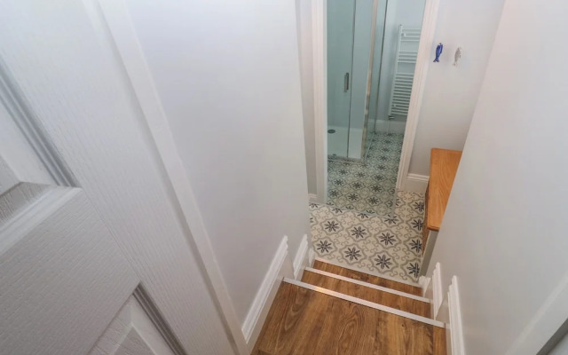 The English School, Flat 2