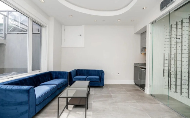 Centrally-located Luxury Home With Views Cinema