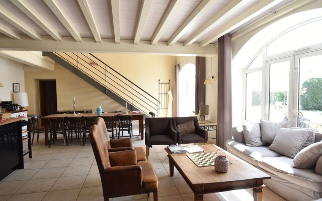 Spacious Mansion in Vinzelles with Swimming Pool