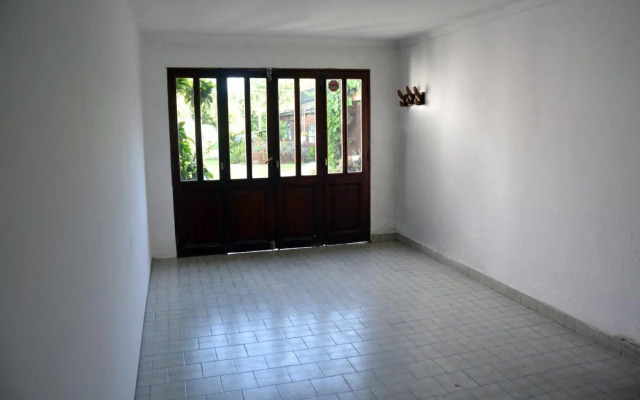 Casa c/amplio jardín, garage y parrilla.