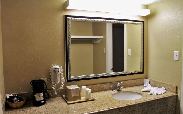 Continental Inn & Suites Nacogdoches TX / SFA  University/Downtown