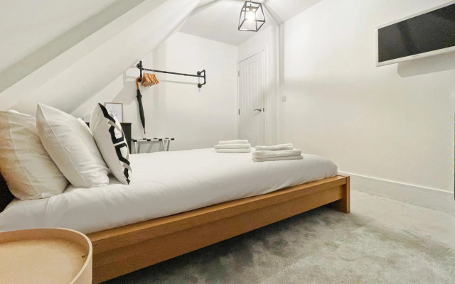 EasyStays - Modern Apartments in Windsor with Parking