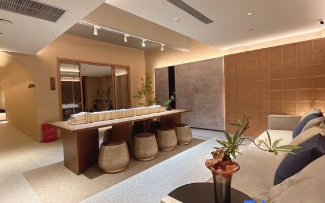 Qianna Hotel (Zhengzhou Erqi Square Dennis David City)