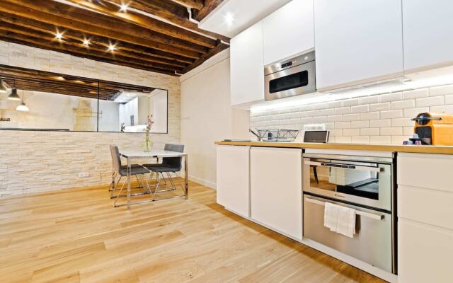 Souplex With Terrace in Rue de Faubourg