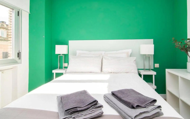 Sunny Apartment at the foot of Royal Palace by Batuecas