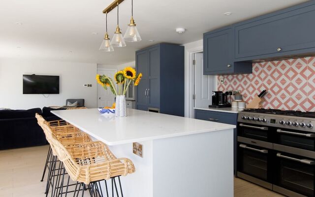 Beach House With Pool in West Wittering