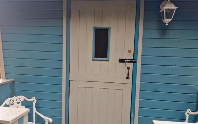 Glamping Hut - Riverside 2