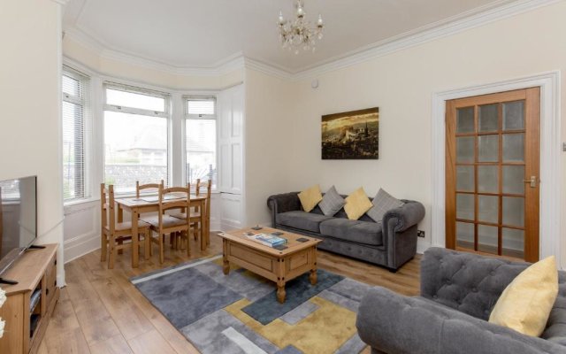 414 Spacious 1 bedroom ground floor apartment near Leith with sofa bed in living room