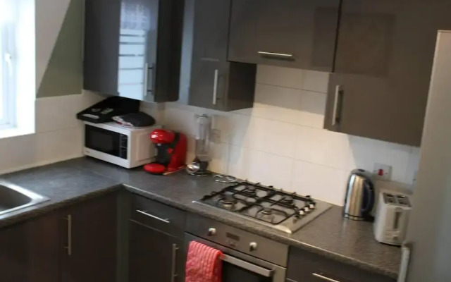 Stunning 2-bed Ground Floor Apartment in Romford